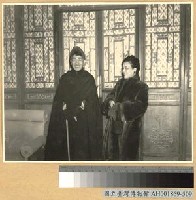 藏品(蔣主席夫婦在碧雲寺北伐時代總司令辦公室前)的圖片